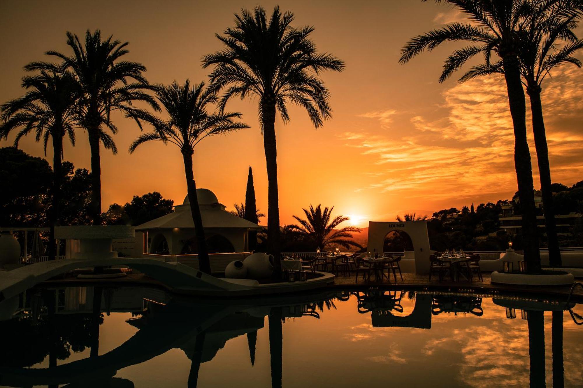 Hilton Mallorca Galatzo Peguera Exterior photo Sunset at the resort