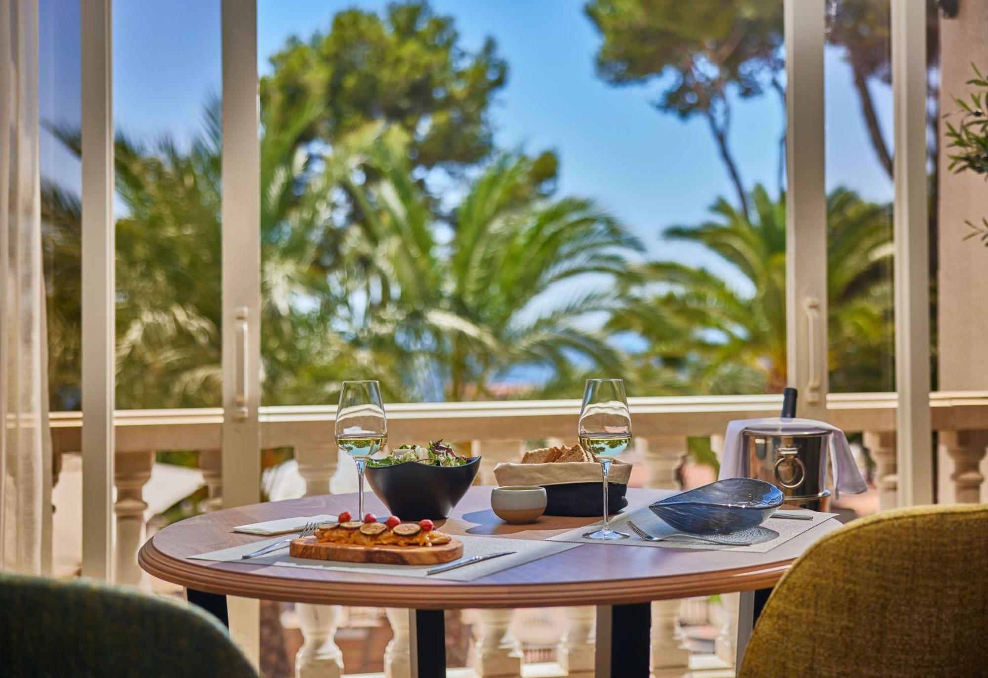Hilton Mallorca Galatzo Peguera Exterior photo The restaurant