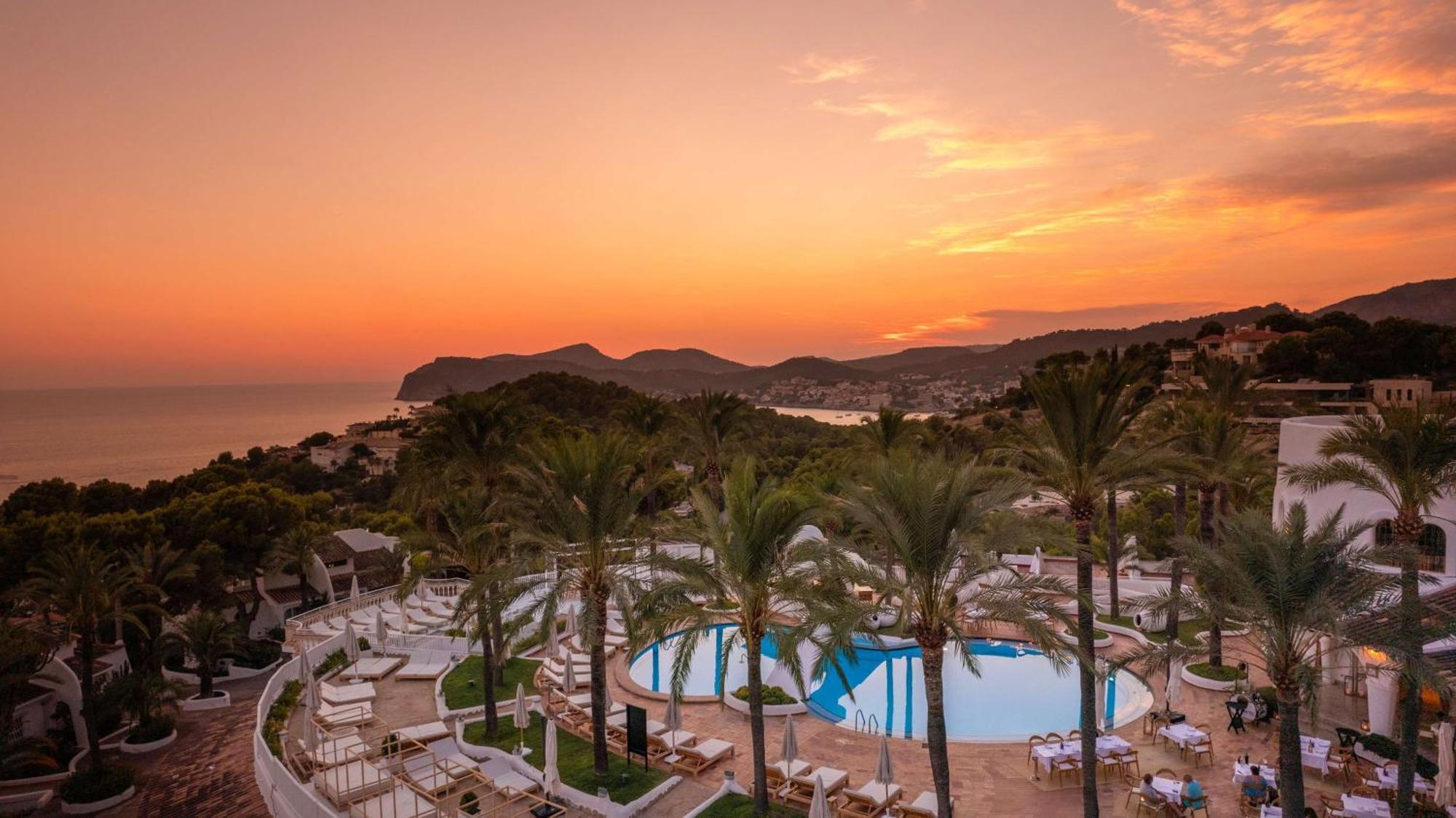 Hilton Mallorca Galatzo Peguera Exterior photo Sunset at the hotel